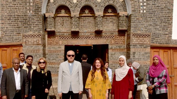 محافظ الأقصر والسفيرة الأمريكية يتفقدان مشروعات «إحياء إسنا التاريخية» بعد فوزها بجائزة الآغا خان 2025