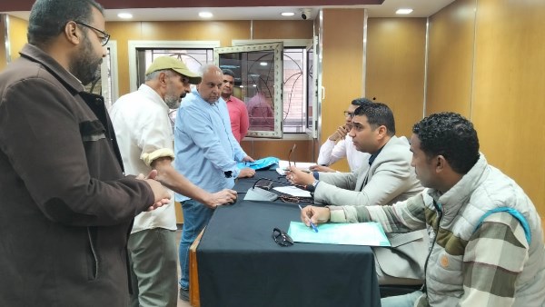 نائب محافظ الأقصر يعقد لقاء اليوم المفتوح للاستماع إلى شكاوى المواطنين