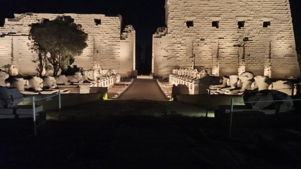 مصر للصوت والضوء تضيء واجهة معبد الكرنك احتفالًا بالعيد القومي لمحافظة الأقصر