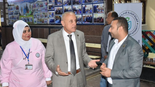 محافظ الأقصر يتفقد لجان الانتخابات بمدرسة الزناقطة ووادي الملكات