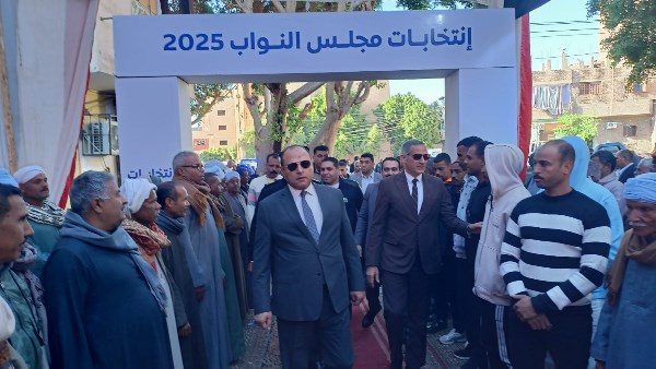 مساعد وزير الداخلية لجنوب الصعيد ومدير أمن الأقصر يتفقدان سير العملية الانتخابية مساعد وزير الداخلية لجنوب الصعيد ومدير أمن الأقصر يتفقدان سير العملية الانتخابية