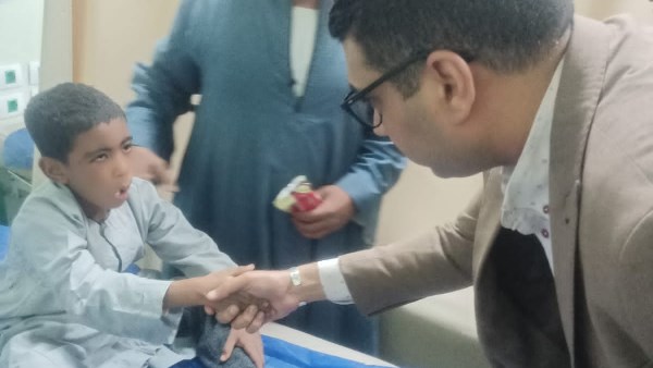 نيابة عن المهندس عبد المطلب عماره محافظ الأقصر نائب محافظ الأقصر يزور ضحايا انهيار منزل الدير بمستشفي طيبة التخصصى