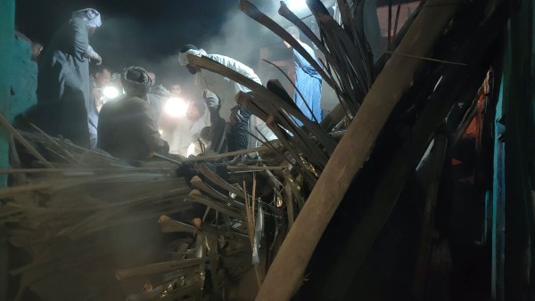 انهيار منزل بالطوب الأخضر يودي بحياة أم وطفليها وإصابة اثنين آخرين بقرية الدير شرق بإسنا