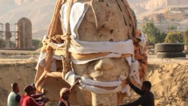 الأقصر على موعد مع إنجاز أثري جديد.. رفع تمثال نادر لأمنحتب الثالث يزن 60 طنًا بكوم الحيتان