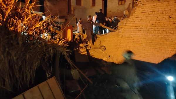 فاجعة الدير شرق بإسنا.. انهيار منزل يودي بحياة أم وطفليها وينقذ زوجها المعجزة