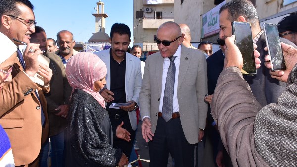 موقف إنساني يلفت الأنظار.. محافظ الأقصر يشتري من بائعة ثوم مسنة خلال افتتاح سوق اليوم الواحد