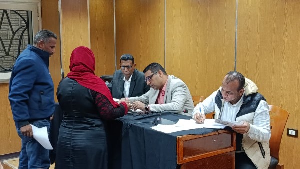 نائب محافظ الأقصر يستمع إلى شكاوى المواطنين خلال لقاء اليوم المفتوح مع المواطنين 