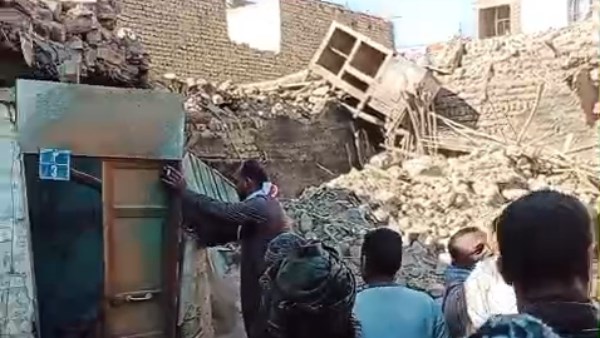 النمل الأبيض يتسبب في انهيار منزل بقرية الدير دون إصابات ومجلس المدينة يرفع الأنقاض ويؤمن الموقع