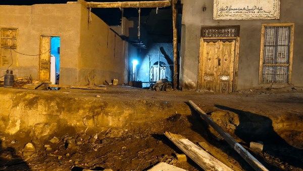 خرجوا قبل السقوط بلحظات.. كيف نجا أطفال سيدة من الموت في انهيار منزل بالأقصر