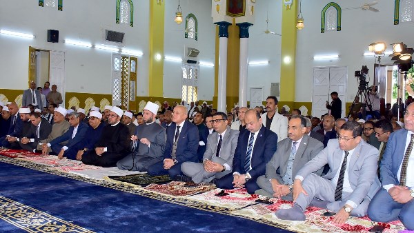 محافظ الأقصر يؤدي صلاة الجمعة بمسجد السيد يوسف الحجاجي بحضور وزير الأوقاف ضمن احتفالات العيد القومي 