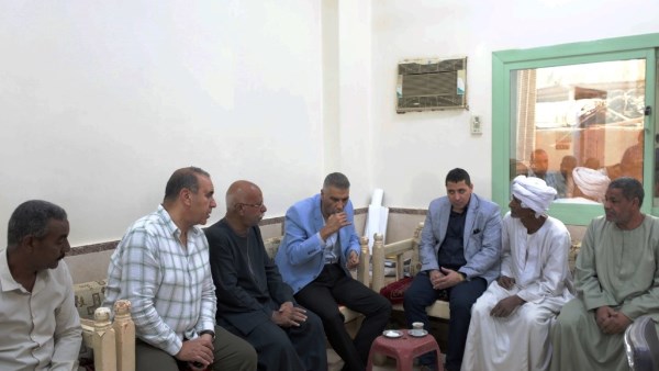 لقاء محافظ أسوان مع أهالى قرية فارس