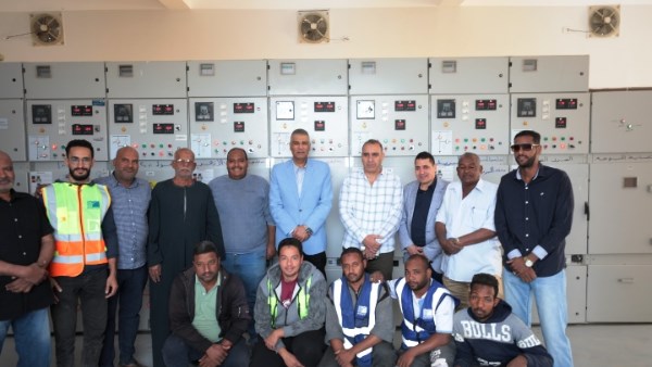 محافظ أسوان يتفقد لوحة توزيع كهرباء فارس بكوم أمبو