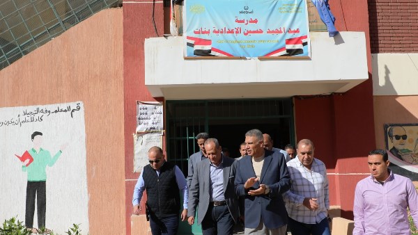 محافظ أسوان يتفقد اللجان الانتخابية استعدادًا لجولة الإعادة لمجلس النواب.. شاهد محافظ أسوان يتفقد اللجان الانتخابية استعدادًا لجولة الإعادة لمجلس النواب.. شاهد