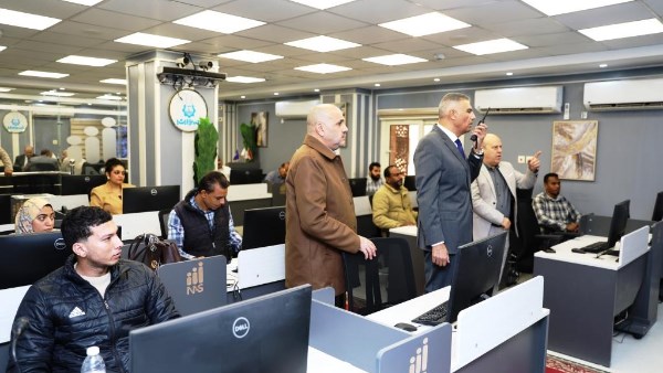 محافظ أسوان يتابع سير انتخابات النواب من مركز شبكة الطوارئ ..صور محافظ أسوان يتابع سير انتخابات النواب من مركز شبكة الطوارئ ..صور