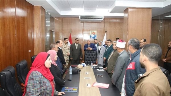 عبر الشبكة الوطنية.. محافظ الوادي الجديد يتابع انتظام انتخابات النواب بالدوائر الملغاه