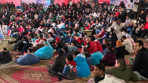  المئات يشاهدون لقاء مصر وأنجولا بمركز شباب الجزيرة