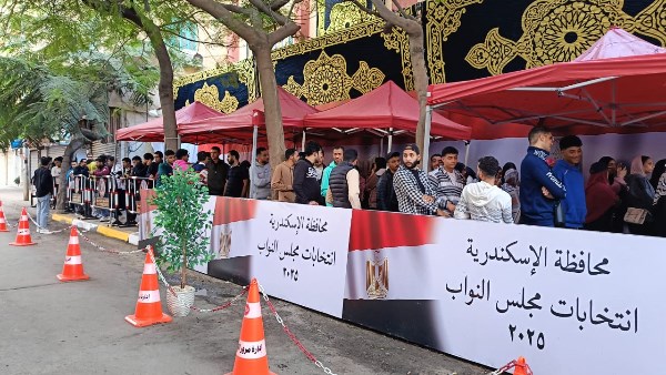 صورة من أمام مدرسة السيرة الحسنة