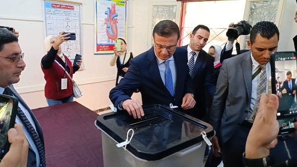 وزير الزراعة يدلي بصوته في انتخابات النواب بالإسكندرية