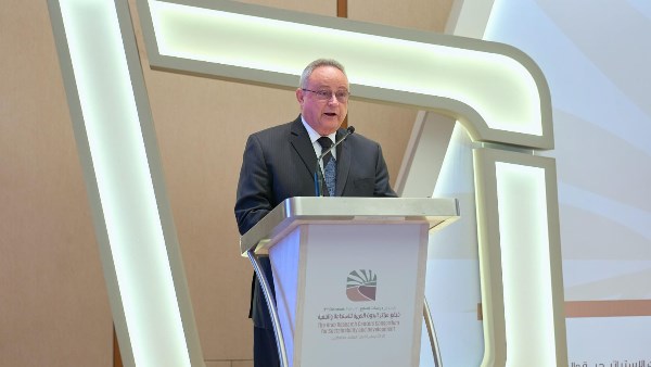 الدكتور أحمد زايد