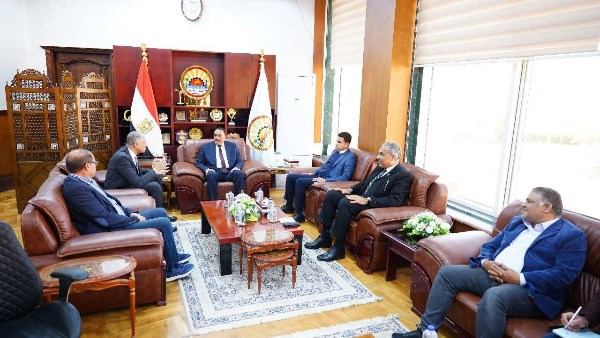 محافظ مطروح خلال  اللقاء