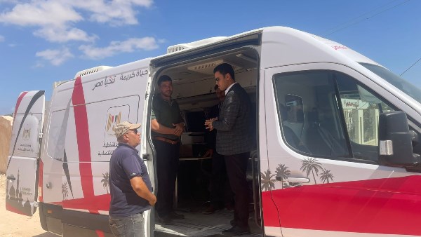 نائب المحافظ  خلال جولة  على. احد القوافل  الطبية 