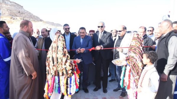 محافظ مطروح خلال افتتاح  محطة المياه 