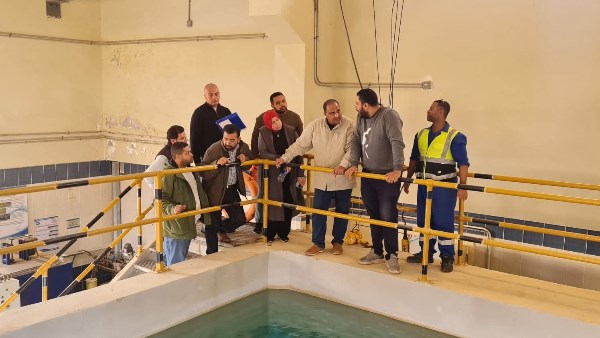 رئيس شركة مياه مطروح خلال الجولة