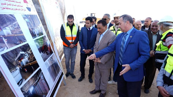 محافظ مطروح  ورئيس الجهاز خلال تفقد الكوبرى 