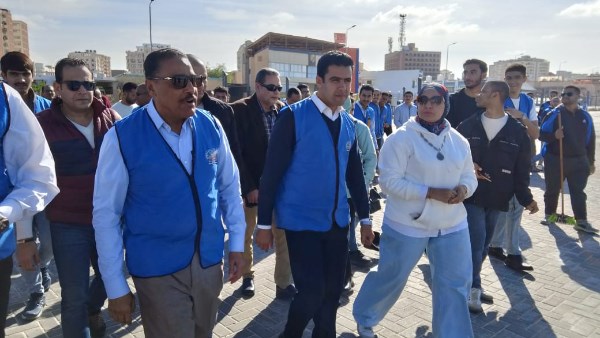 محافظ مطروح خلال الجولة 