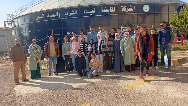 طلاب مطروح خلال زيارة محطة الرميلة 