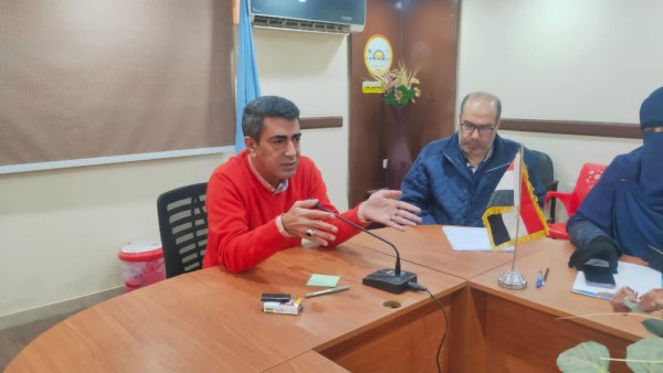 رئيس مدينة مرسي مطروح خلال الاجتماع 