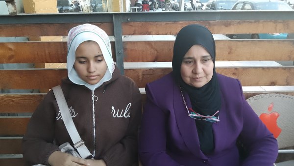 الام ونجلتها  