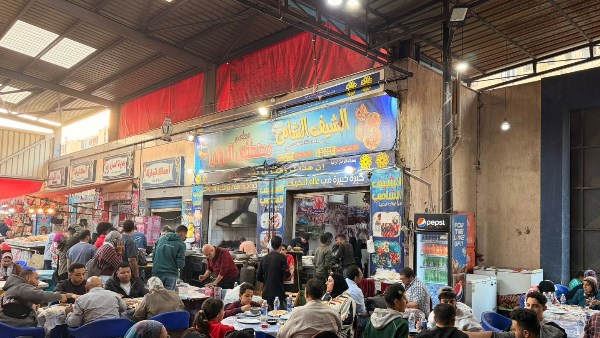 إقبال كبير من المواطنين على سوق "الأسماك"وسوق "الأوت ليت"