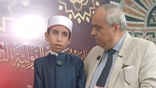 عمر الكفيف ذو البصيرة يبهر مسابقة بورسعيد الدولية بموهبته الخارقة