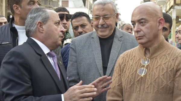 محافظ بورسعيد يتفقد أعمال تطوير ورفع كفاءة شارعي الحميدي والتجاري بحي العرب والمناخ