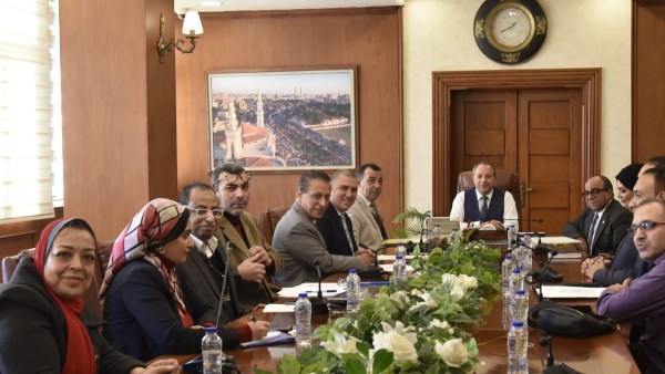 محافظ بورسعيد يناقش مع لجنة وزارة التربية والتعليم سبل تطوير المنظومة التعليمية بالمحافظة محافظ بورسعيد يناقش مع لجنة وزارة التربية والتعليم سبل تطوير المنظومة التعليمية بالمحافظة