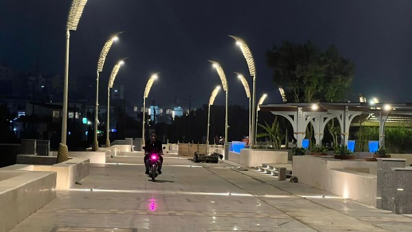 طراز أوروبي..  ننشر أول صور لكورنيش شاطئ بورسعيد بعد تطويره و إضاءته