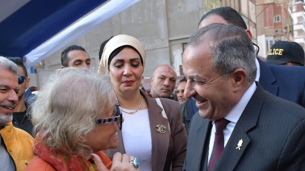 محافظ بورسعيد ومستشارة رئيس الجمهورية لشئون الأمن القومي يفتتحان  " نموذج تطوير"  شارعي الحميدي والتجاري
