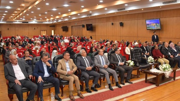 محافظ بورسعيد يكرم عددًا من مديري المديريات ورؤساء الأحياء والقائمين على عدد من المشروعات بالمحافظة