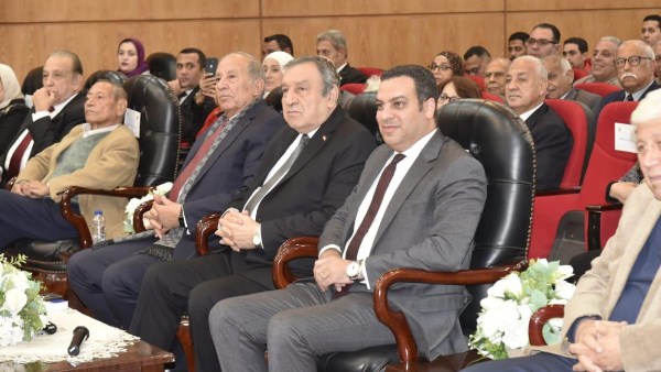 تكريم رموز وطنية وبورسعيدية خلال مؤتمر الصالون البحري