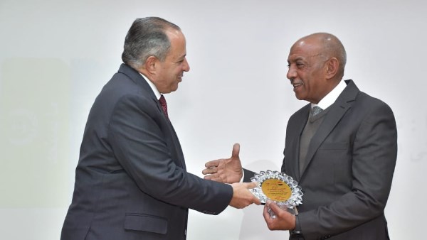 محافظ بورسعيد يكرم السكرتير العام للمحافظة لجهوده في الارتقاء بالعمل الإداري 