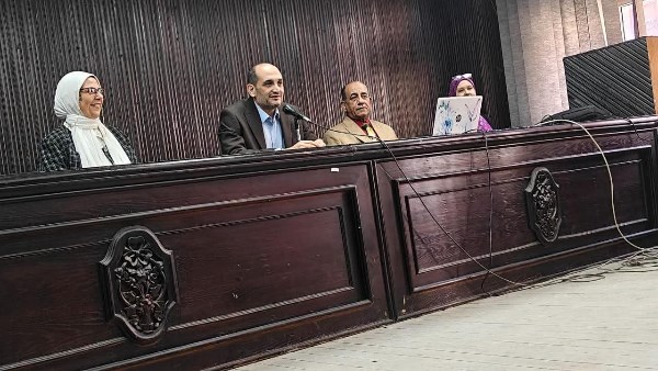 جانب من الندوة 