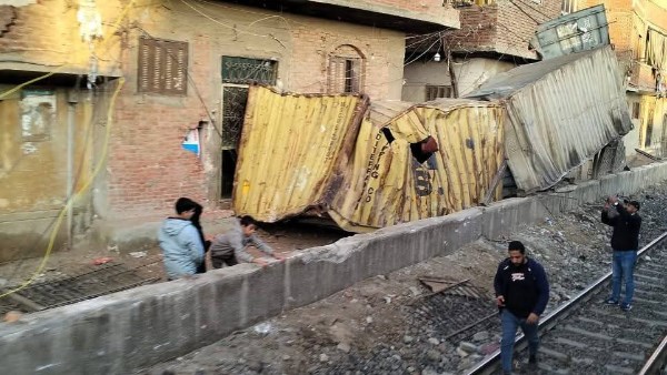 5 ساعات من الرعب.. تفاصيل سقوط 6 حاويات من قطار بضائع بالقليوبية وتضرر منازل الأهالي.. صور 5 ساعات من الرعب.. تفاصيل سقوط 6 حاويات من قطار بضائع بالقليوبية وتضرر منازل الأهالي.. صور