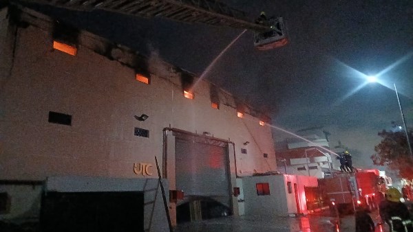 جانب من الحريق 