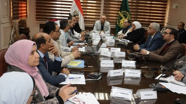 محافظ القليوبية يبحث إجراءات تحويل قرية 