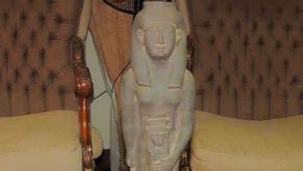 تمثال يشتبه اثريته بالمحلة