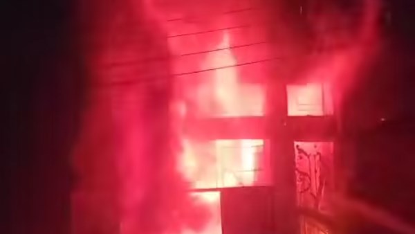 شاهد ..قوات الحماية المدنية تخمد نيران حريق بورشة أخشاب بالمحلة