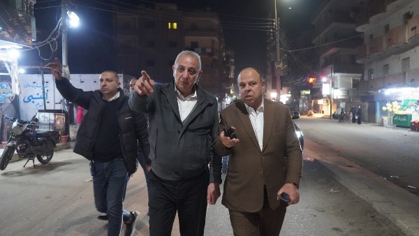 بعد جولة صباحية.. محافظ الغربية يعود منتصف الليل في حملة بشارع الترعة بالمحلة