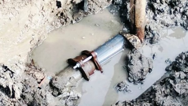 إصلاح خط مياه 