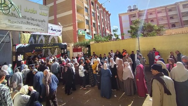 جانب من إقبال المواطنين